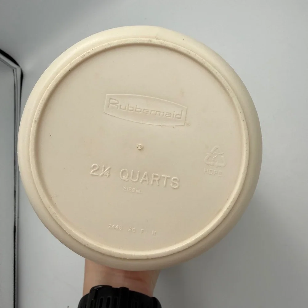 Vintage Rubbermaid Pitcher 2.25 Quart Almond Beige 2129mL Plastic Lid 2445 Retro